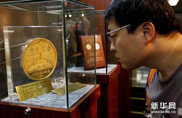 近日，由中國人民銀行貨幣金銀局主辦、中國印鈔造幣總公司承辦的“國幣之尊藝術(shù)之美”——人民幣硬幣發(fā)行60周年全國巡展在上海圖書館舉行，展示了自1957年12月1日正式發(fā)行人民幣硬幣起，已經(jīng)發(fā)行的4套流通硬幣、96個品種108枚普通紀念幣和2000余種貴金屬紀念幣。