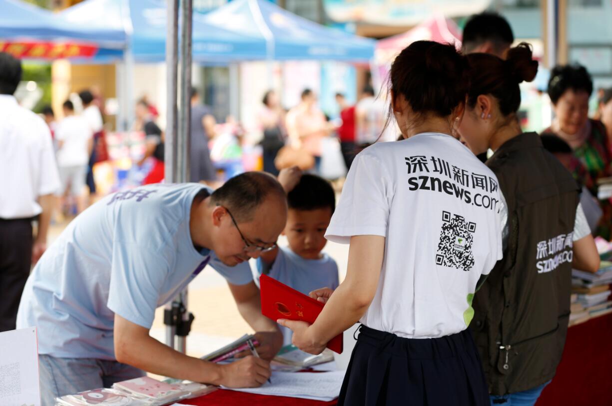 老爸帶著孩子來到活動現場捐書